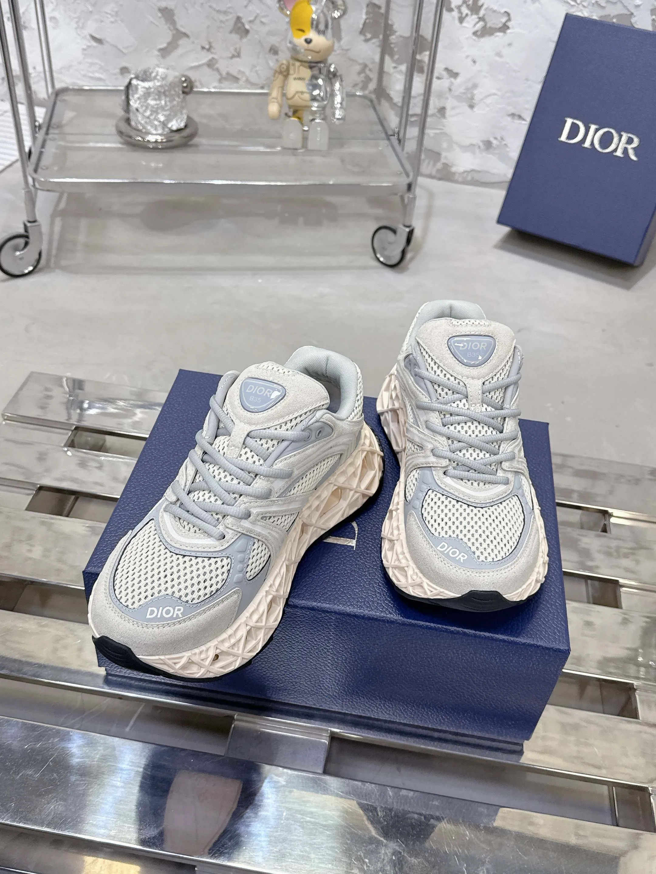 Factory price 780💰 Top version! ! ! Dior (B35) DIOR spring and summer men's wear show, the show was held at the Valle de Grasse School in Paris. Kim Jones drew inspiration from the works of South African artist Hylton Nel. The details of the shoes, clog soles and tribal elements, cleverly blended luxury craftsmanship and practicality, with fresh childishness and bright temperament, creating a new season hot spot. Dior KAWA Dior co-branded casual sports shoes reinterpret running shoes with Dior's high-end style. B35 is made of fine-textured leather and mesh fabric materials. It can be worn in all seasons, is comfortable and breathable, and has multiple lines on the shoe body to outline details. It has a full retro three-dimensional feel and can create a casual look all year round! Fabric: Cowhide/customized cloth material Lining: Imported breathable mesh Outsole: Original molded outsole Size: 39-46 (customized at 45.46)